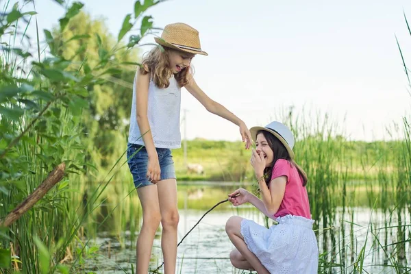 Dos Niñas Bonitas Niños Sentados Muelle Madera Del Lago Cañas — Foto de Stock