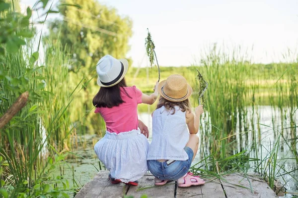 Две Симпатичные Девочки Сидят Деревянном Пирсе Озера Тростнике Играют Водой — стоковое фото