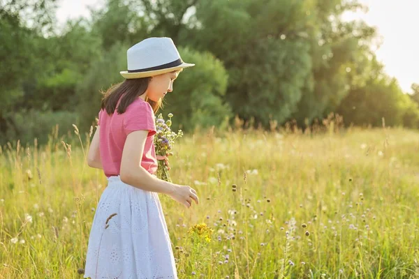 帽子の美しい子供の女の子 野の花の花束を引き裂くフィールドでのドレス コピースペースで黄金の時間 美しさ レジャー 幸せな子供時代 夏休みのコンセプト — ストック写真
