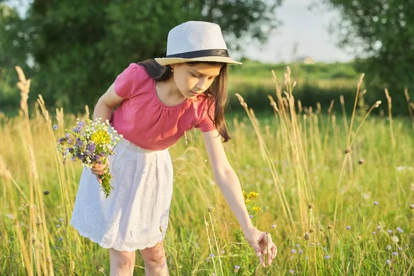 Belle Fille Romantique Enfant Chapeau Robe Collecte Bouquet Fleurs Sauvages — Photo