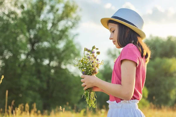 帽子の美しいロマンチックな女の子の子供は 日当たりの良い牧草地 絵の風景 黄金の時間 コピースペースで野花の花束を収集するドレス 子供時代 美しさ 子供の概念 — ストック写真