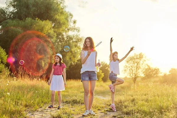 Niños Tres Niñas Jugando Con Burbujas Jabón Adolescente Sopla Las —  Fotos de Stock