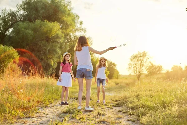 Дети Три Девочки Играют Мыльными Пузырями Подростки Дуют Моложе Ловят — стоковое фото