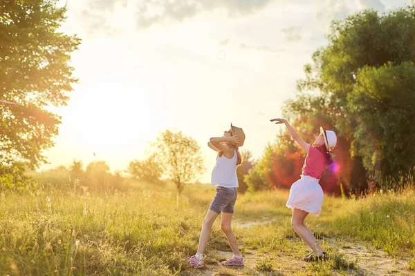 Två Flickor Tittar Himlen Solnedgång Sommar Äng Bakgrund Barn Tittar — Stockfoto