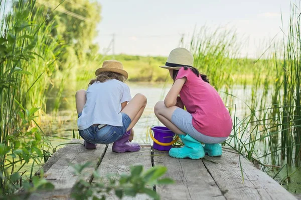 Niños Niñas Jugando Juntos Lago Sentado Muelle Madera Captura Caracoles — Foto de Stock
