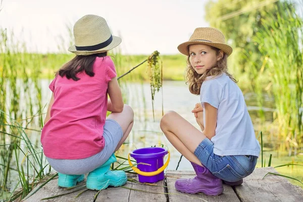 Niños Niñas Jugando Juntos Lago Sentado Muelle Madera Captura Caracoles — Foto de Stock