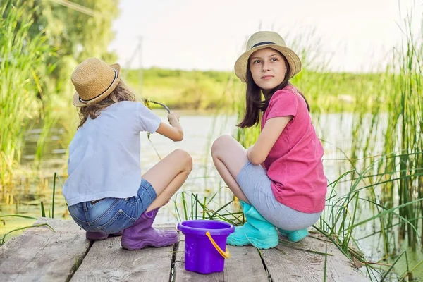 Gyerekek Két Lány Együtt Játszik Vízzel Tavon Fából Készült Mólón — Stock Fotó