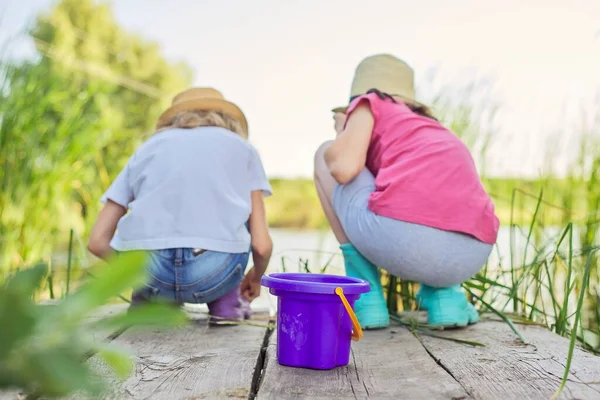 Barn Två Flickor Tillsammans Leker Med Vatten Sjön Träpir Vass — Stockfoto