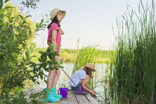 Niños Dos Niñas Juntos Jugando Con Agua Lago Muelle Madera — Foto de Stock