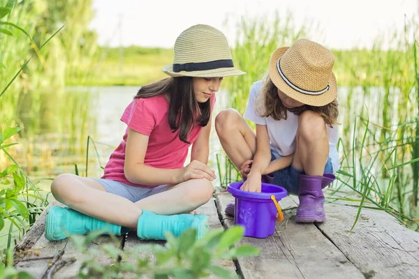 Gyerekek Két Lány Együtt Játszik Vízzel Tavon Fából Készült Mólón — Stock Fotó