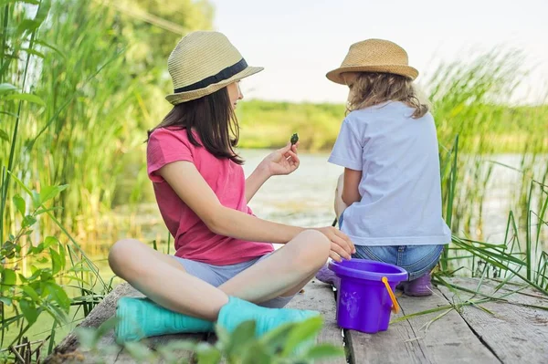 Barn Två Flickor Tillsammans Leker Med Vatten Sjön Träpir Vass — Stockfoto