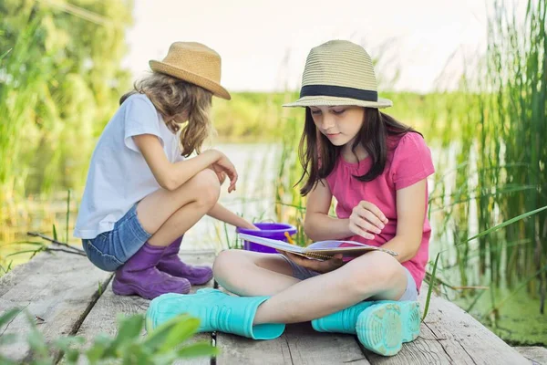 Niños Dos Niñas Descansando Jugando Leer Cuaderno Naturaleza Niños Sentados — Foto de Stock