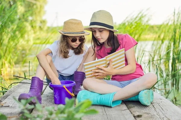 Niños Dos Niñas Descansando Jugando Leer Cuaderno Naturaleza Niños Sentados — Foto de Stock