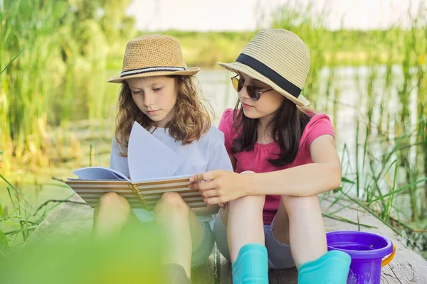 Niños Dos Niñas Descansando Jugando Leer Cuaderno Naturaleza Niños Sentados — Foto de Stock