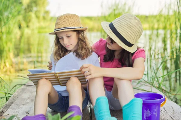 Zomer Vakantie Natuur Levensstijl Kindervrije Tijd Kinderen Twee Meisjes Zitten — Stockfoto