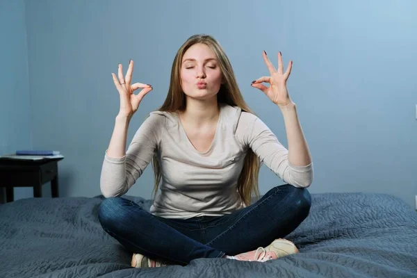 Ontspannen Jonge Vrouw Die Thuis Bed Lotuspositie Zit Mediterend Meisje — Stockfoto