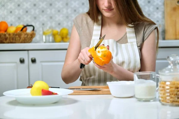 Молода Красива Жінка Фруктами Кухні Жінка Сидить Столом Прибирає Апельсин — стокове фото