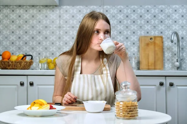 Ung Vacker Kvinna Lagar God Hälsosam Kost Hemma Bordet Står — Stockfoto