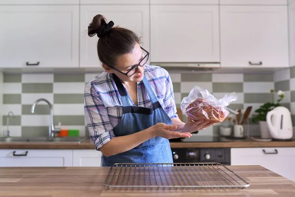 Kvinna Packar Fläskkött Ben Marinerad Med Kryddor Bakning Ärm Hemmafru — Stockfoto