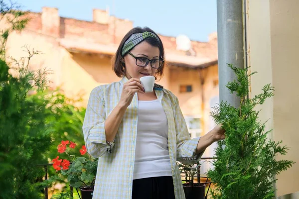 Portret Van Volwassen Huisvrouw Vrouw Met Kopje Koffie Open Balkon — Stockfoto