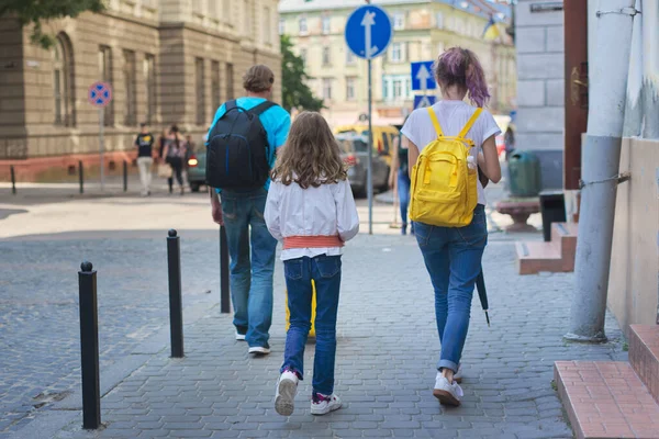 Kinderen Twee Meisjes Dochters Vader Toeristen Lopen Rond Stad Met — Stockfoto