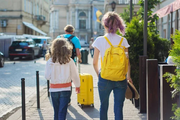 Kinderen Twee Meisjes Dochters Vader Toeristen Lopen Rond Stad Met — Stockfoto