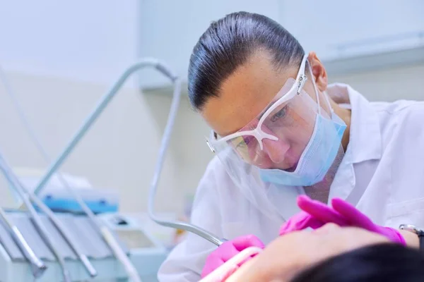 Dentista Experimentado Trata Los Dientes Paciente Tecnología Medicina Cuidado Salud — Foto de Stock