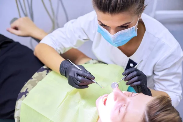 Dentista Femenina Tratando Dientes Paciente Joven Silla Clínica Dental — Foto de Stock