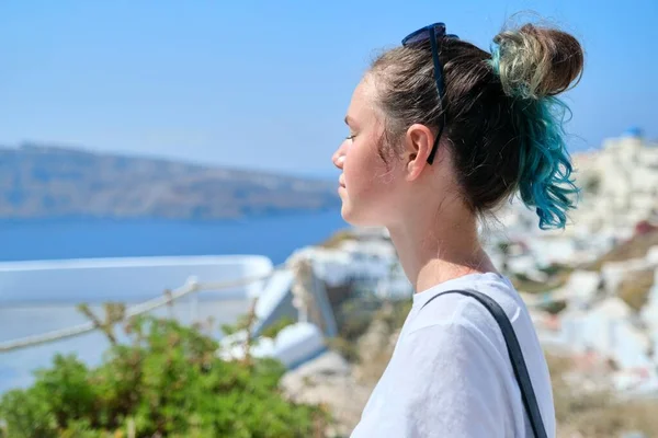Неповнолітня Дівчинка Відпочиває Грецькому Острові Санторіні Жінка Дивиться Нього Біла — стокове фото