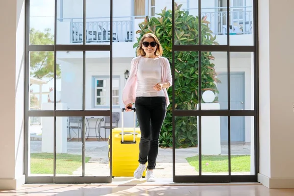 Turistka Kufrem Kráčí Halou Hotelového Lázeňského Střediska Cestování Dovolená Volný — Stock fotografie