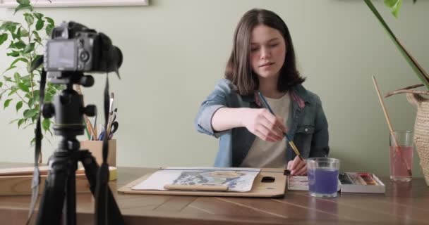 Künstlerin malt mit Aquarellen und macht Videos für ihren Kanal-Blog — Stockvideo
