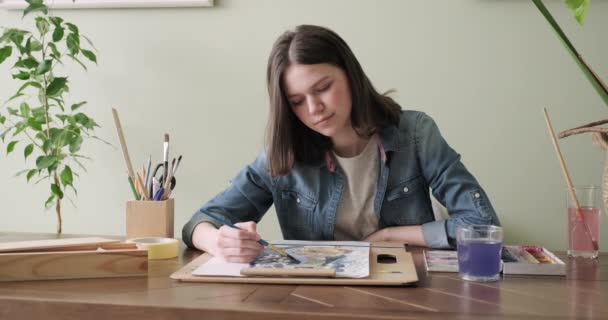 Artista, adolescente, desenha e grava em câmera de vídeo para seu blog — Vídeo de Stock