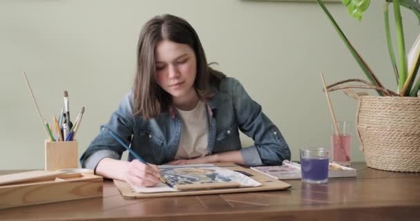 Artista chica pintando con acuarelas y haciendo videos para su blog de canal — Vídeo de stock