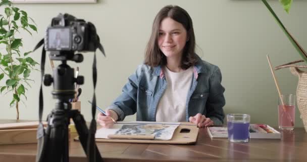 Καλλιτέχνης κορίτσι ζωγραφική με ακουαρέλες και κάνοντας βίντεο για το blog κανάλι της — Αρχείο Βίντεο
