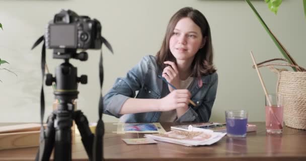 Artista, adolescente, disegna e registra su videocamera per il suo blog — Video Stock