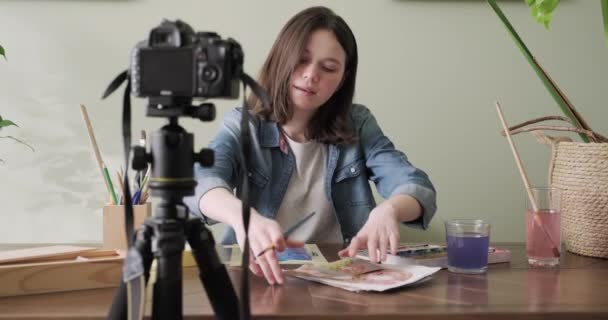 Artista, adolescente, dibuja y graba en la cámara de vídeo para su blog — Vídeo de stock