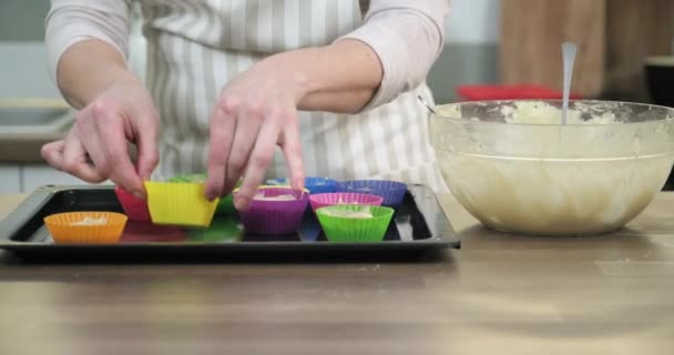 Женские руки с кусачками для печенья с тестом для кексов — стоковое видео