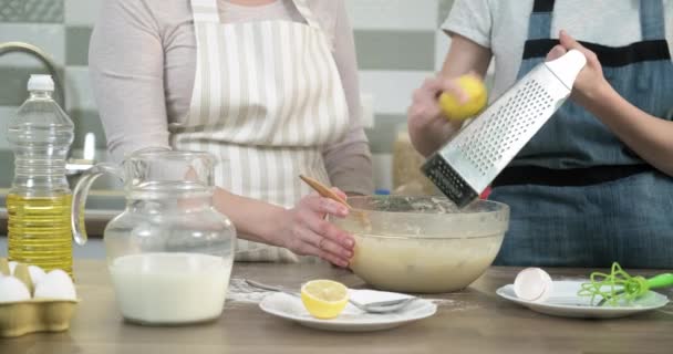 Mãos de mães e filhas preparar muffins, amassar a massa com raspas de limão torta, close-up — Vídeo de Stock