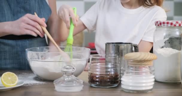 Close-up van de kom met deeg, kinderhanden interfereren met een lepel bloem — Stockvideo