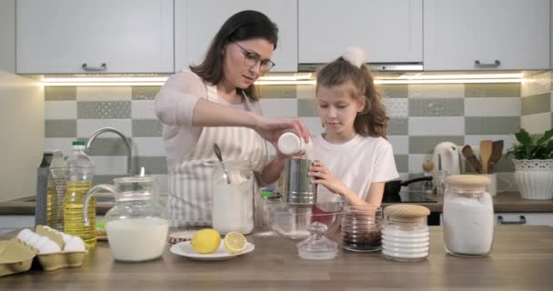 Moeder en kind bereiden bakkerij samen in huis keuken — Stockvideo