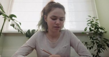 Video dersi alan kız öğrenci, öğretmen psikologla istişare, genç video bloğu lideri