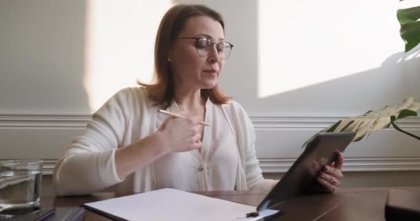 Psycholožka, psychiatrička dívající se na webkameru digitálních tablet — Stock video