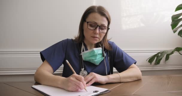 ビデオ会議、女性医師の話、カウンセリング、患者をオンラインで支援 — ストック動画