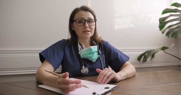 Videoconferencia, doctora hablando, asesorando, ayudando al paciente en línea — Vídeo de stock