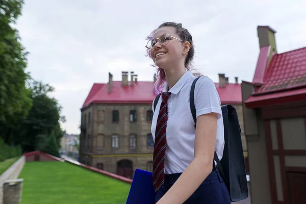 Πορτρέτο του κοριτσιού έφηβος με σακίδιο πηγαίνει στο σχολείο — Φωτογραφία Αρχείου