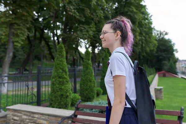 Portret nastolatki z plecakiem idącej do szkoły — Zdjęcie stockowe