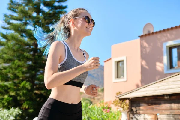 Genç fitness kızı dağ yolunda koşuyor. — Stok fotoğraf
