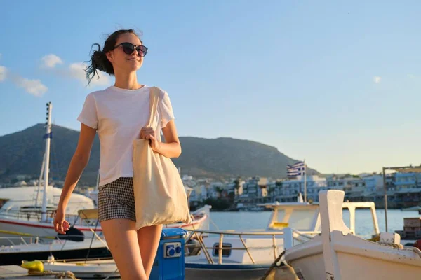 Модна красива дівчина-підліток, що йде на пірсі, причалив яхти в затоці — стокове фото