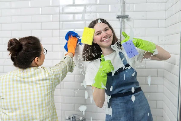 Famiglia madre e figlia adolescente pulizia insieme a casa in bagno — Foto Stock