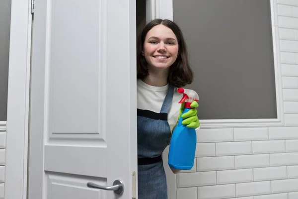 Portrét dívky dělá úklid v koupelně — Stock fotografie